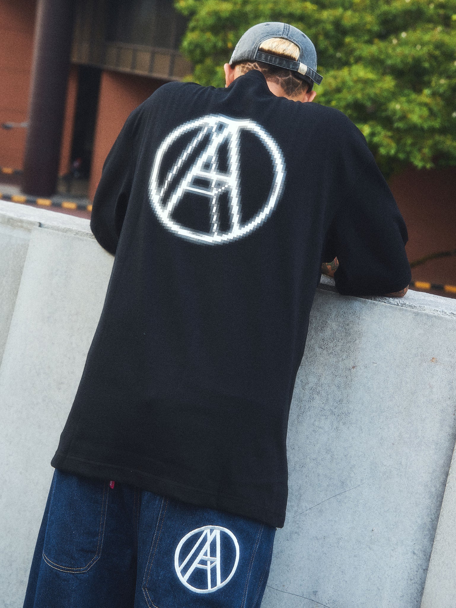 BLURRED LOGO TEE BLACK